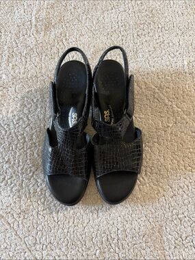 SAS Black Croc-Textured Slingback Sandals 8.5 S